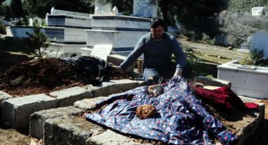 Depremde kaybettiği kızının mezarına mont, oğlunun mezarına gömleğini serdi