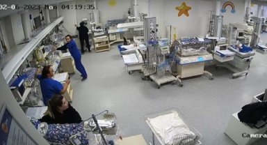 Depremde kuvözdeki bebeklere koştular