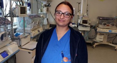 Depremde kuvözdeki bebeklere koştular