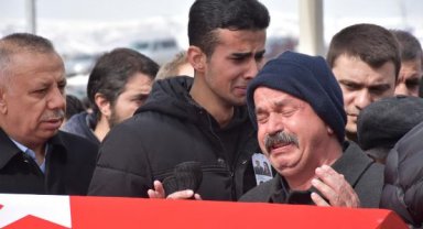 Depremde ölen astsubay, eşi ve 2 kızı, Sivas'ta son yolculuğa uğurlandı