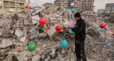 Depremde ölen çocuklar için enkaz alanlarına renkli balon koydular