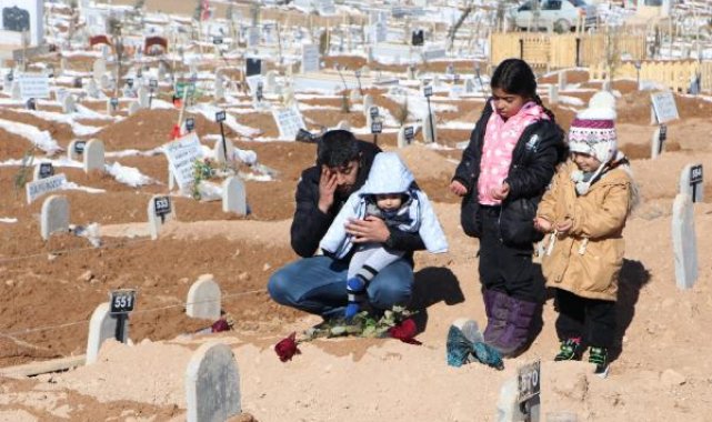 Depremde ölen eşinin mezarını ziyaret edip, Sevgililer Günü'nü kutladı