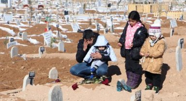 Depremde ölen eşinin mezarını ziyaret edip, Sevgililer Günü'nü kutladı