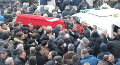 Depremde ölen Melike, gözyaşlarıyla toprağa verildi