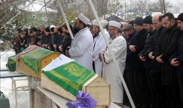 Depremde ölen öğretim görevlisi, eşi ve kızı Bolu'da toprağa verildi