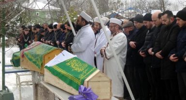 Depremde ölen öğretim görevlisi, eşi ve kızı Bolu'da toprağa verildi