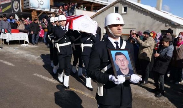 Depremde ölen polis memuru ve 2 yaşındaki kızı toprağa verildi