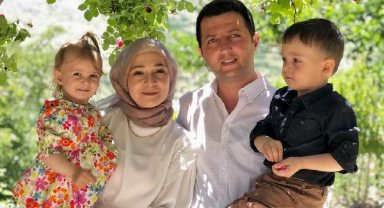 Depremde ölen Uğur öğretmen ile 2 çocuğu toprağa verildi