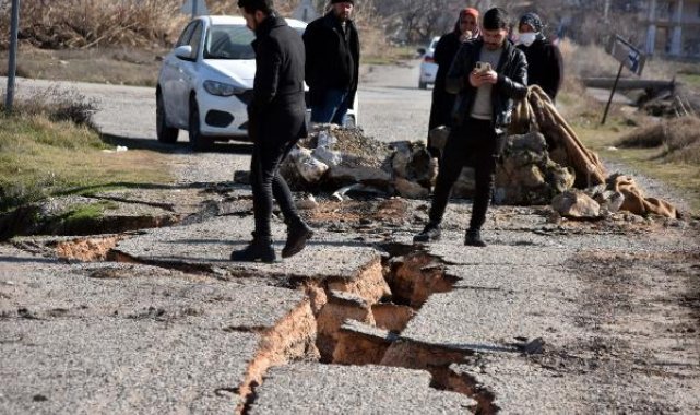 Depremde otoyol ve kara yollarında derin yarıklar, çökmeler oluştu