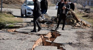 Depremde otoyol ve kara yollarında derin yarıklar, çökmeler oluştu