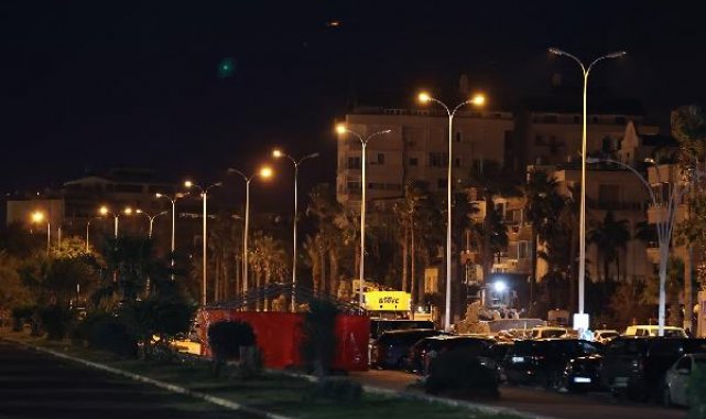 Depremde sönen sokak lambalarına yeniden enerji verilmeye başlandı