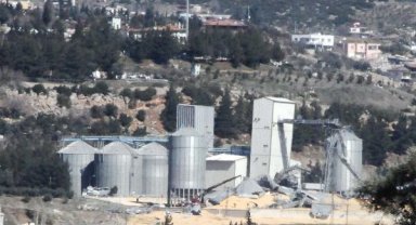 Depremde TMO'nun siloları da yıkıldı; tonlarca mısır çevreye saçıldı
