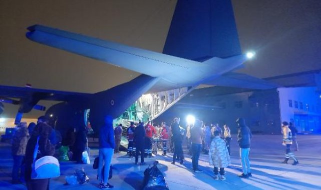 Depremde yaralanan 30 kişi uçak ile İstanbul'a getirildi; astsubay depremzede çocuğa montunu verdi