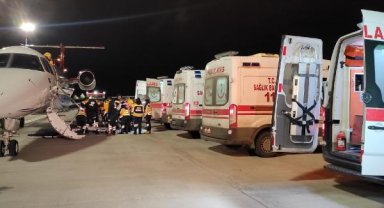 Depremde yaralanan 4 kişi daha ambulans uçakla Ankara'ya getirildi