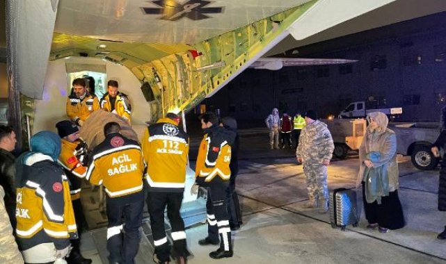 Depremde yaralanan 6 kişi ambulans uçakla İstanbul'a getirildi