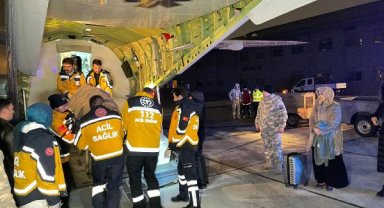 Depremde yaralanan 6 kişi ambulans uçakla İstanbul'a getirildi