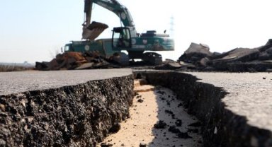 Depremde yarılma ve çökme olan kara yolu onarılıyor; çalışmalar dronla görüntülendi