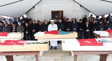 Depremde yaşamını yitiren çift ile 3 çocuğu toprağa verildi