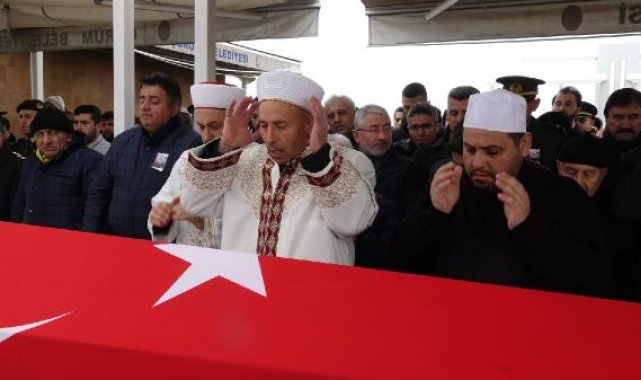 Depremde yaşamını yitiren üsteğmenin cenaze namazını imam olan babası kıldırdı