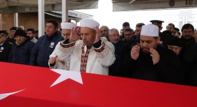 Depremde yaşamını yitiren üsteğmenin cenaze namazını imam olan babası kıldırdı