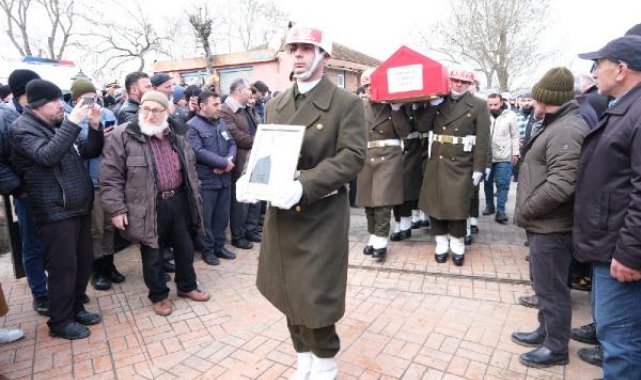 Depremde yaşamını yitiren uzman çavuş, eşi ve 2 çocuğu toprağa verildi
