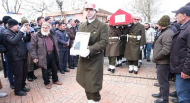 Depremde yaşamını yitiren uzman çavuş, eşi ve 2 çocuğu toprağa verildi