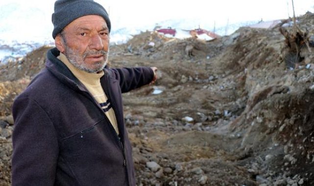 Depremde yıkılan, 1 gün sonra da yangın çıkan evin enkazı kaldırıldı; anne ve kızı bulunamadı