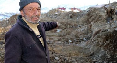 Depremde yıkılan, 1 gün sonra da yangın çıkan evin enkazı kaldırıldı; anne ve kızı bulunamadı