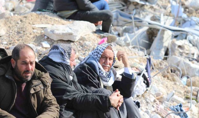 Depremde yıkılan binalar önünde umutlu bekleyişler devam ediyor