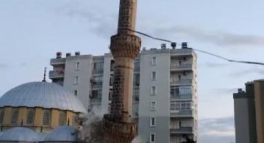 Depremde zarar gören caminin minaresi kontrollü şekilde yıkıldı