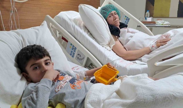 Depremden kurtulan anne-oğul, birbirine hastanede kavuştu