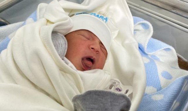 Depremden kurtulan çift, bebeklerine 'Umut' adını verdi