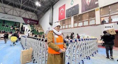 Depremden kurtulan Ebru, depremzedeler için gönüllü çalışıyor