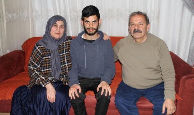 Depremden kurtulan otizmli Cemil, Mersin'de depremzedeler için çalışıyor