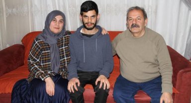 Depremden kurtulan otizmli Cemil, Mersin'de depremzedeler için çalışıyor