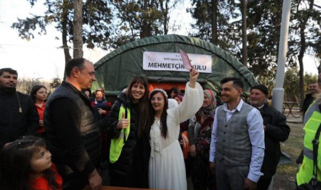 Depremden sonra ilk nikah; Kahramanmaraşlı çifti çadırkentte evlendi