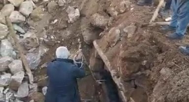 Depremin 21'inci gününde enkazdaki atı sağ çıkardılar