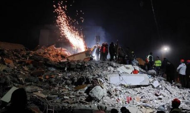 Depremin 5'inci gününde enkazdaki 9 kişi için zamana karşı yarış