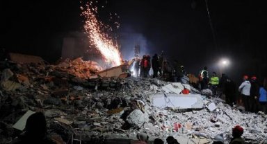 Depremin 5'inci gününde enkazdaki 9 kişi için zamana karşı yarış