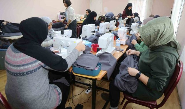 Depremin acısını 24 yıl önce yaşayan kadınlar afetzedeleri ısıtabilmek için aralıksız çalışıyor