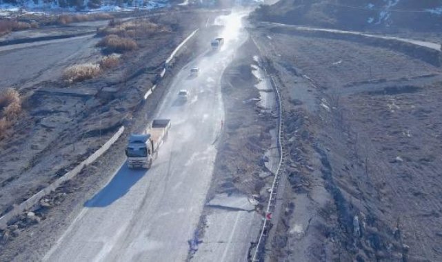 Depremin otoyollardaki tahribatı; hem yarıldı, hem çöktü