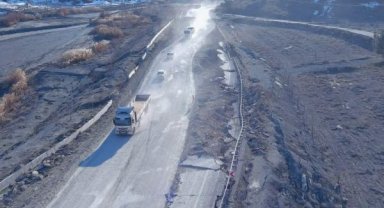 Depremin otoyollardaki tahribatı; hem yarıldı, hem çöktü