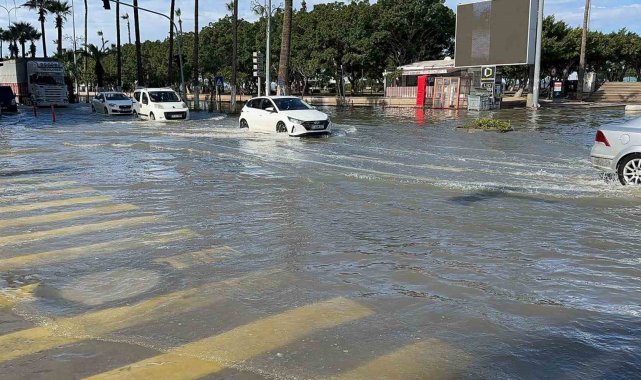 Depremin vurduğu Hatay İskenderun'da deniz seviyesi yükselmeye başladı