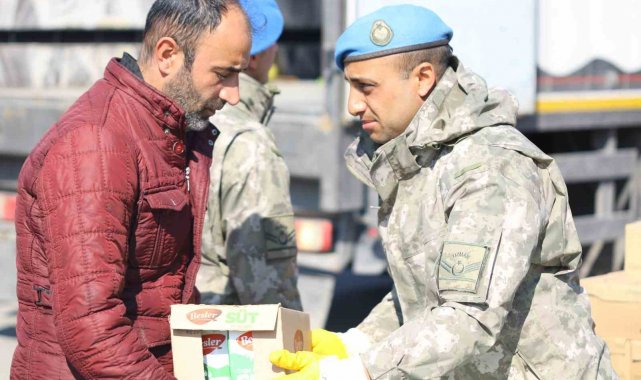 Depremin yaralarını kahraman Mehmetçik sarıyor