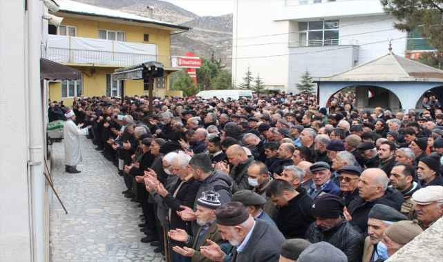Depremlerde hayatını kaybeden 13 kişinin cenazeleri 5 ilde defnedildi
