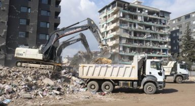 Depremlerin vurduğu Hatay'da molozlar toplanıyor