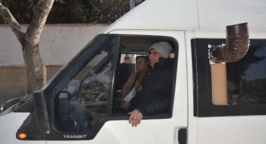 Depremzede aile, soba kurdukları minibüste kalıyor