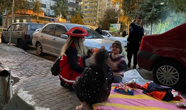 Depremzede ailelere ve çocuklara destek oluyorlar