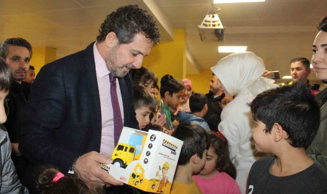 Depremzede ailelerin doğum günleri kutlandı, pasta kesildi