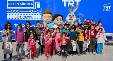 Depremzede çocuklar çizgi film maskotlarıyla moral buldu